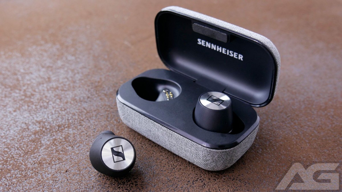 Sennheiser Momentum True Wireless dengan desain minimalis yang tepat dipasang di lubang telinga